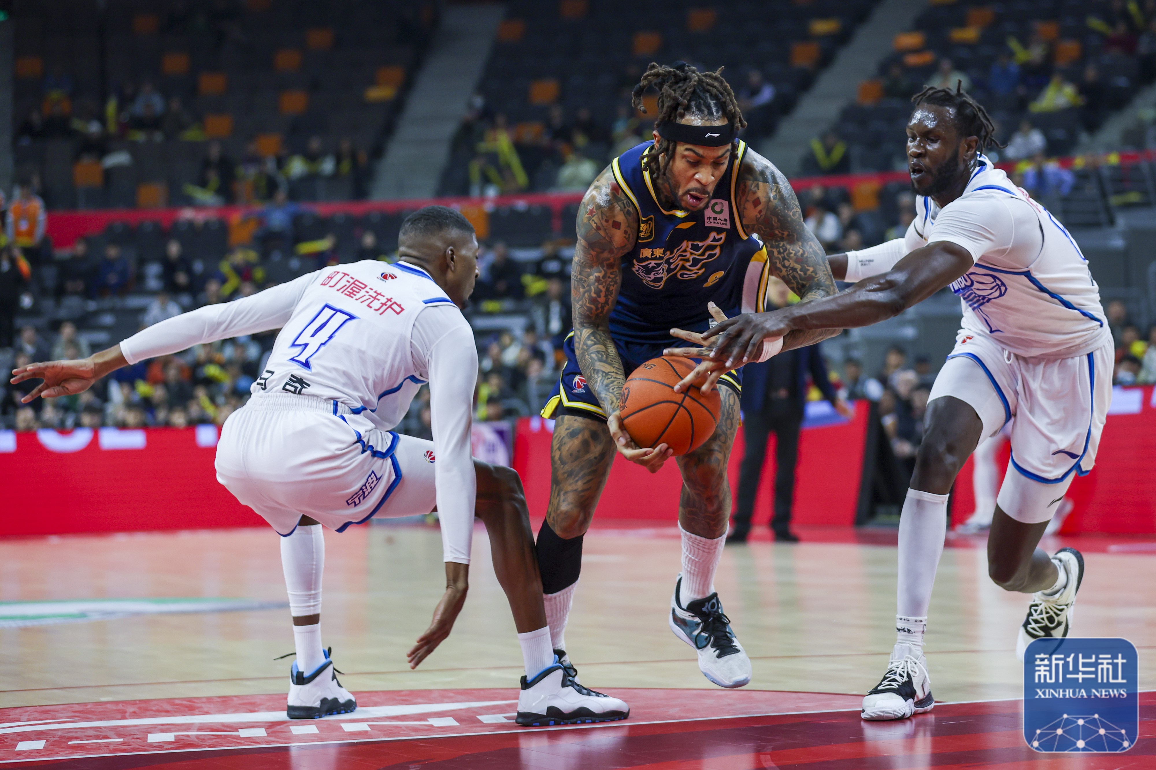 爵士横扫山东队，东契奇点燃赛场