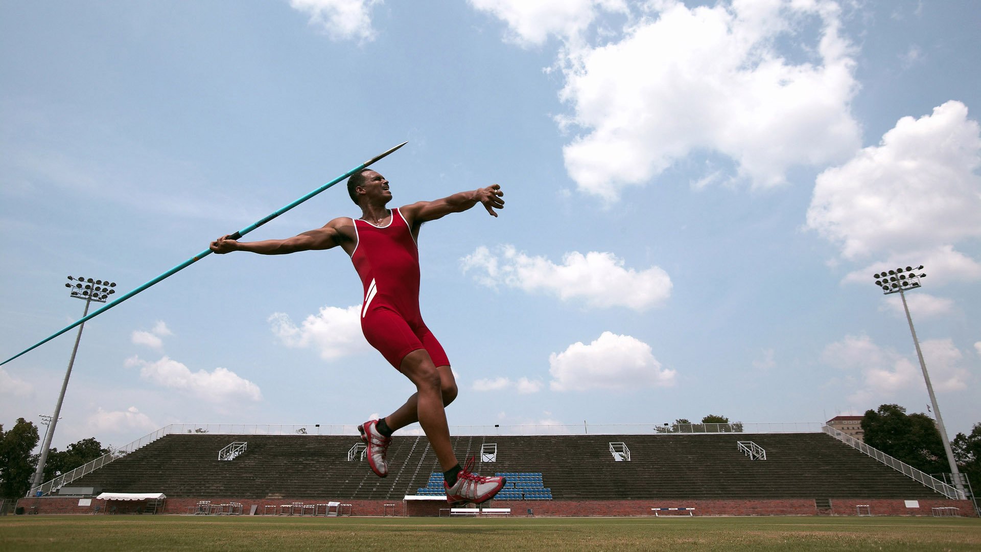 引擎轰鸣与绿茵咆哮，当阿尔瓦雷斯的灵魂在赛场两端同时觉醒